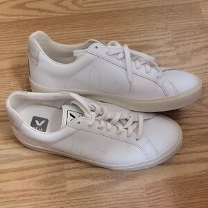 Veja Size 41 White Shoes